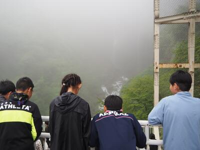 霧の中、華厳の滝は少しだけ見えました。